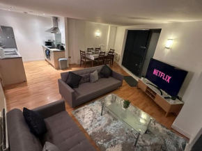 2-Bed 2-Bath Cosy Modern Apartment City centre w Balcony